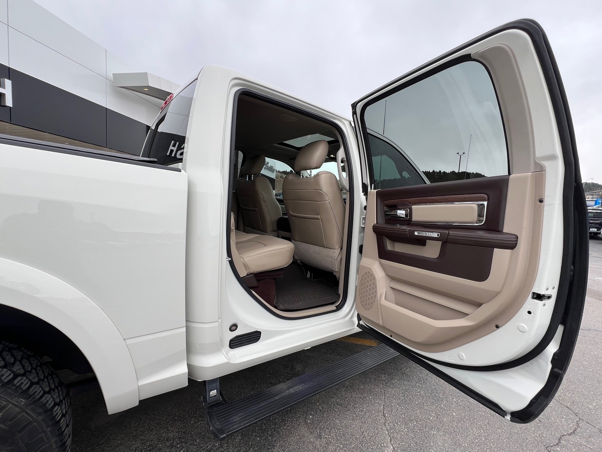 2018 RAM 1500 Laramie 4x4 Crew Cab 5'7" Box