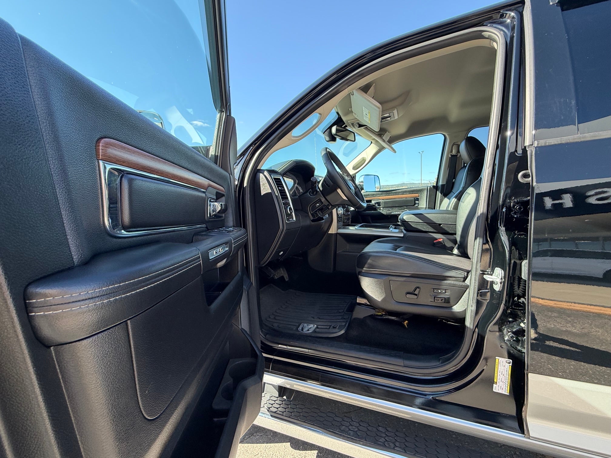 2014 RAM 1500 4WD Crew Cab 5.7 Ft Box Laramie