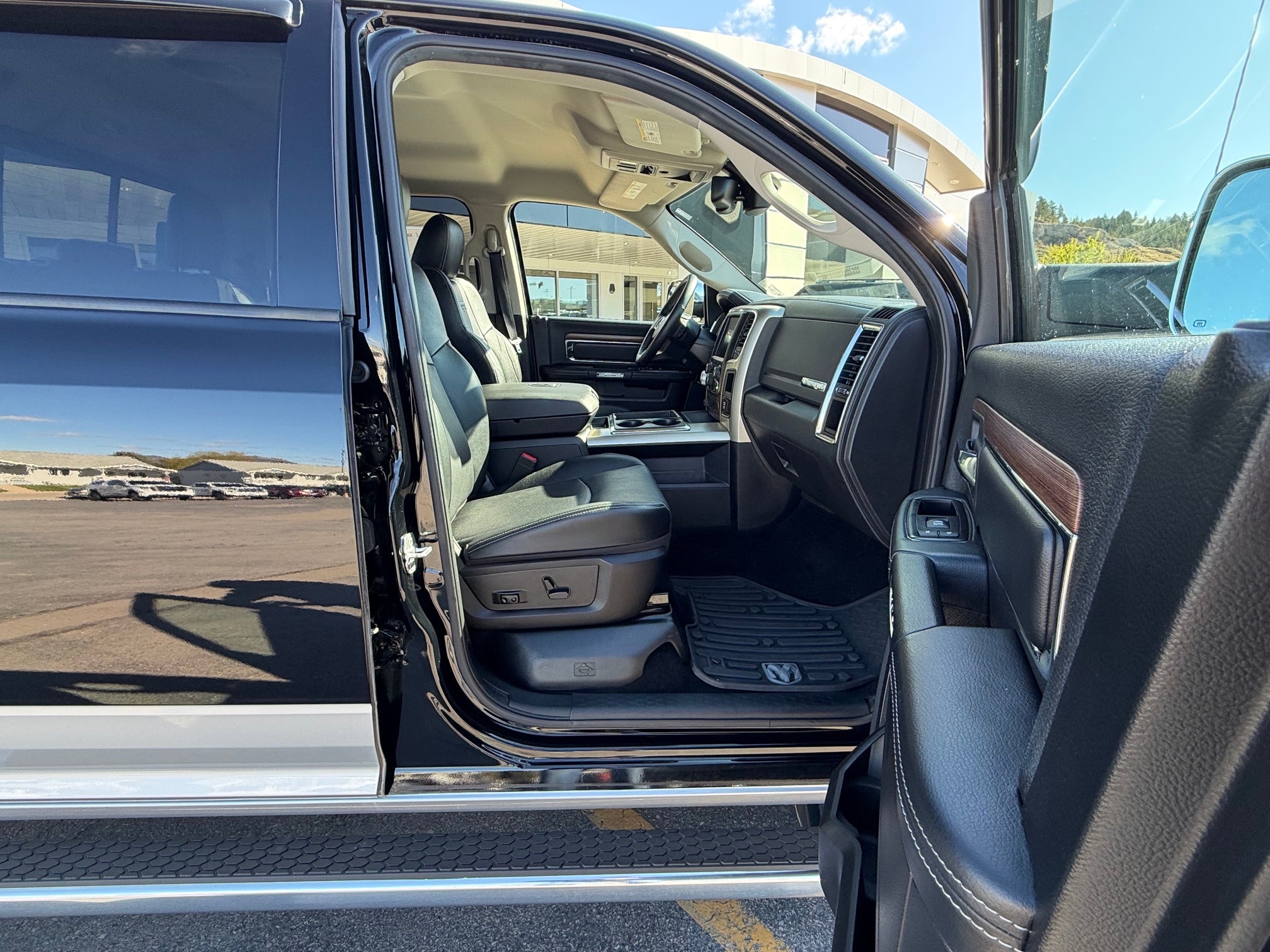 2014 RAM 1500 4WD Crew Cab 5.7 Ft Box Laramie