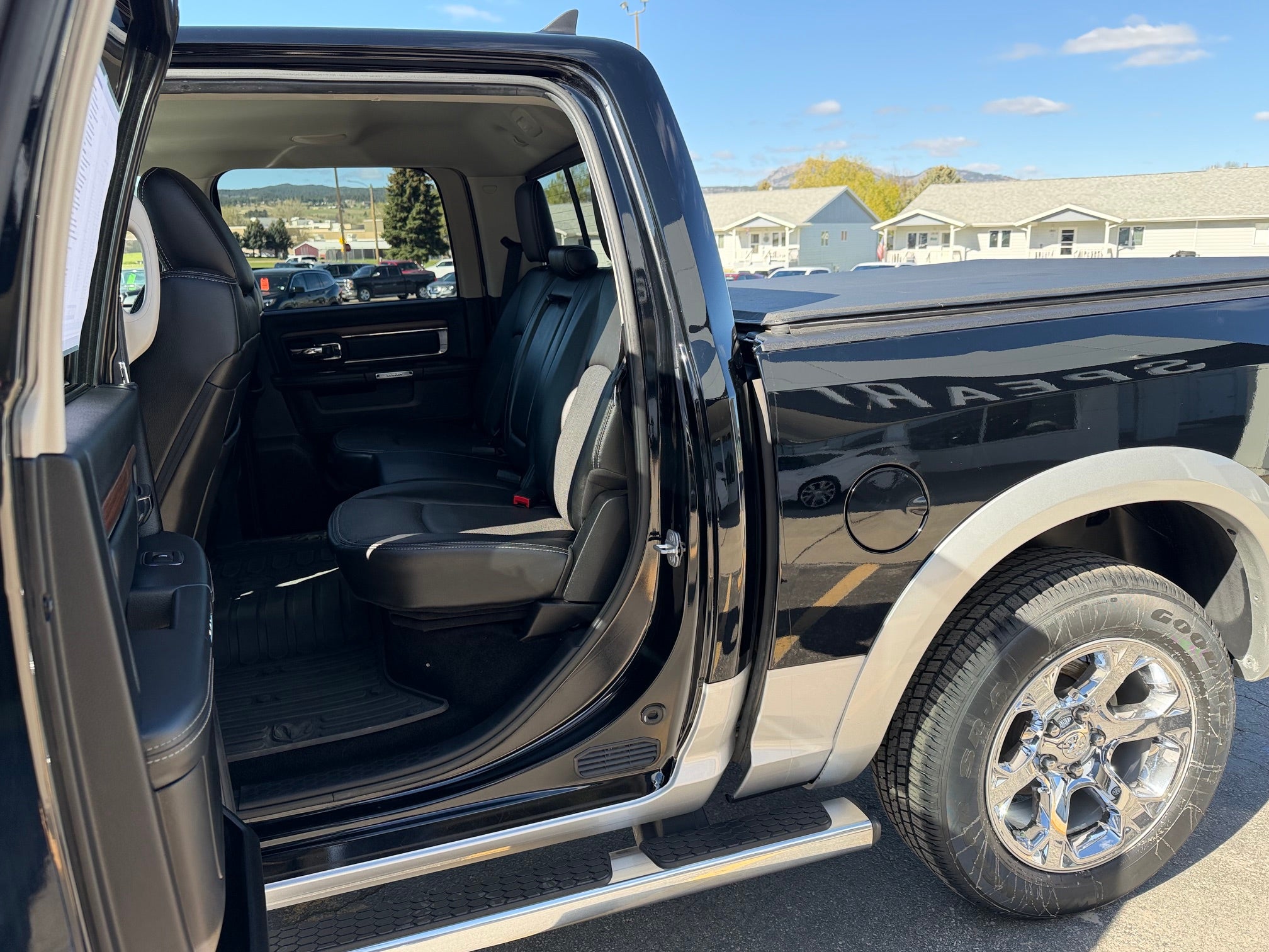 2014 RAM 1500 4WD Crew Cab 5.7 Ft Box Laramie